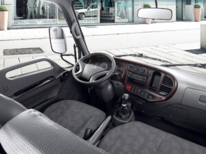 Nội thất của xe tải Hyundai New Mighty N250 được thiết kế để đem lại sự thoải mái và tiện nghi cho người lái và hành khách. Hyundai New Mighty N250 được trang bị ghế ngồi rộng rãi và thoải mái cho người lái và hành khách. Ghế có đệm êm ái và tựa lưng hỗ trợ, giúp giảm mệt mỏi trong quá trình di chuyển. Ghế người lái có thể điều chỉnh để phù hợp với vị trí ngồi thoải mái nhất.