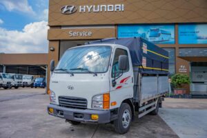 Xe tải Hyundai New Mighty N250 thùng mui bạt bửng nhôm. Sau khi đóng thùng xe còn tải trong: 2.500 kg và tổng tải: 5.000 kg. Xe hyundai New Mighty N250 mệnh danh chiếc xe tải thành phố, Hyundai N250 nhỏ gọn lưu thông dễ dàng vào các cung đường hẹp, đường nội ô