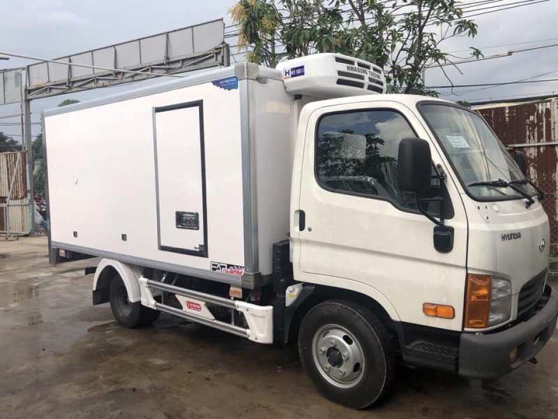 Xe tải 2.5 tấn Hyundai New Mighty N250 đóng thùng đông lạnh nhỏ gọn. Phục vụ nhu cầu khách hàng chở các mặt hàng đông lạnh như thuỷ hải sản, kem, hàng cần để với nhiệt độ thấp. Lư thông vào các cung đường nhỏ hẹp.