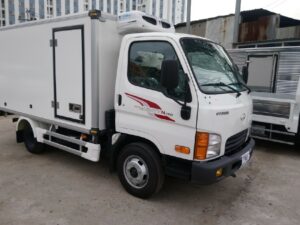 Xe tải 2.5 tấn hyundai thùng đông lạnh tải trọng chuyên chở hàng hoá sau khi đóng thùng: 1.990 kg và tổng tải trọng: 4.995 kg