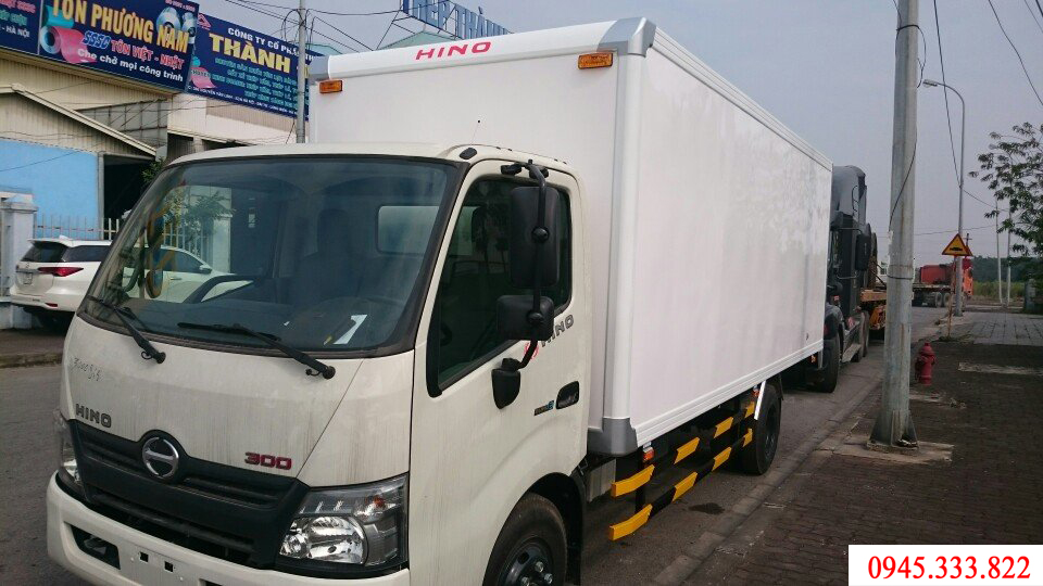 Bán xe tải 5 tấn hino XZU730L thùng bảo ôn, màu trắng