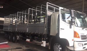 Xe tải Hino 15 tấn thùng mui bạt, bửng nhôm nguyên khối màu trắng