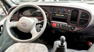 Nội thất xe tải hyundai New Mighty 110sp rộng rãi thoải mái. Trang bị đầy đủ hệ thống đầu Audio kết nối Radio/ AUX/ USD. Hệ thống máy lạnh 2 chiều nóng và lạnh. Thiết kế mạng đậm nét đặc trưng của Hyundai. 