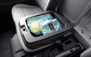 Hyundai Ex8L thùng mui bạt nhiều ngăn chứa đồ, ngay giữa 2 ghế ngồi là 1 ngăn chứa đồ để bỏ giấy tờ xe thuận lợi tiện dụng. 